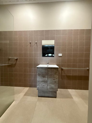 Bathroom 3, Bellbird Hotel, Cessnock