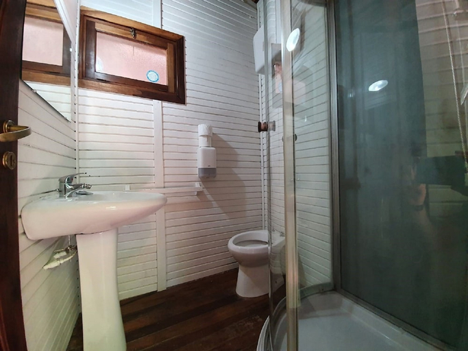 Bathroom 5, Seven Hills Village, Roma