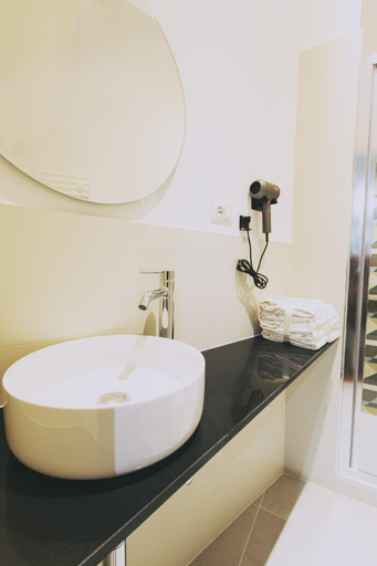 Bathroom 2, QQ Place, Rome