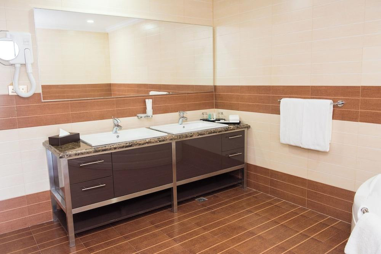 Bathroom 3, Crossroads Hotel Blantyre, Blantyre City