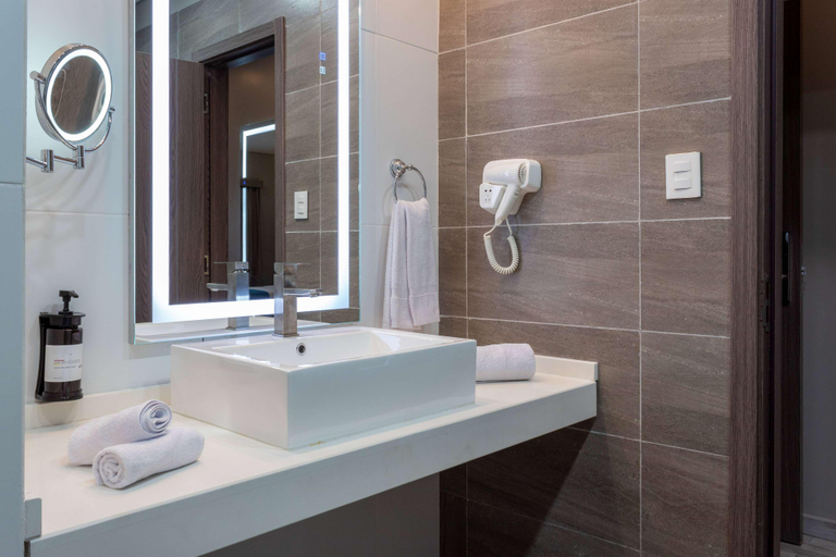 Bathroom 4, Tryp By Wyndham Asuncion, Asunción