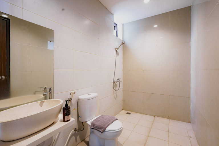 Bathroom, Sans Vibes Jasmine Suite TB Simatupang, South Jakarta