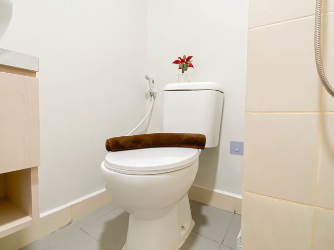 Bathroom 5, White Accent Studio at Apartment Meikarta near Paramadina University By Travelio, Cikarang