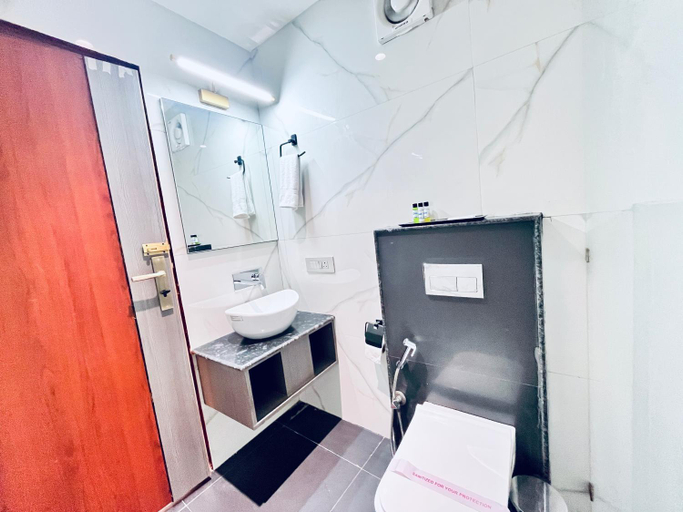 Bathroom 4, Hotel Western Blu, Delhi