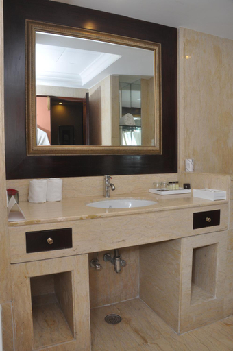 Bathroom 4, The Hans Hotel, Delhi