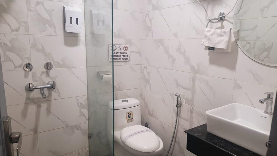 Bathroom 4, Gallivanto Inn - Rohini, Delhi