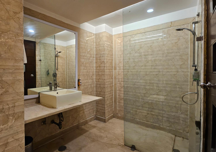 Bathroom 3, Hotel Le Roi, Delhi