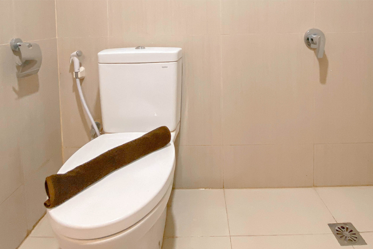 Bathroom 5, Studio Room near Mall at Star Semarang Apartment By Travelio, Semarang