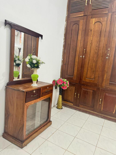 Others 5, Sanaa Hostel, Mjini