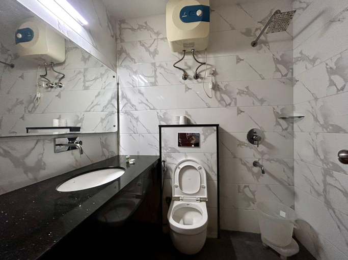 Bathroom 4, Hotel Z Suites, Mahipalpur - Delhi Airport, Delhi