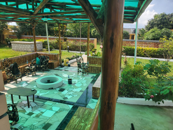 Food & Drinks, Alice Gardens and Campsite, Busiiro
