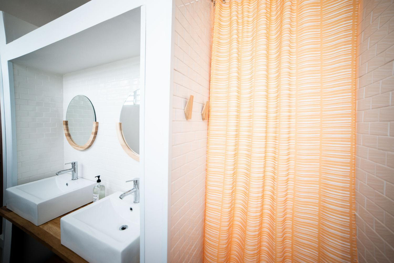 Bathroom 2, Santurcia Hostel