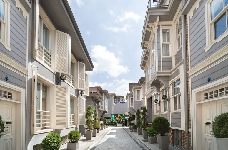 Exterior & Views