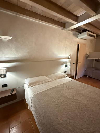 Others 2, Hotel La Valle, Mantua