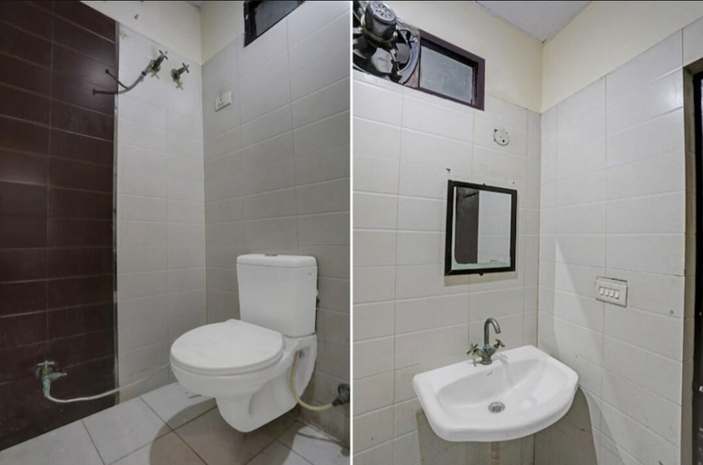 Bathroom, Hotel Maharaja, Delhi