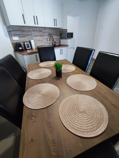 Others 5, Bastya Apartman, Tata
