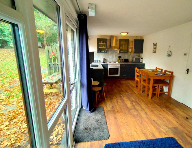 3, Painters Cottage 2-Bed Chalet Free Leisure Passes, Cornwall