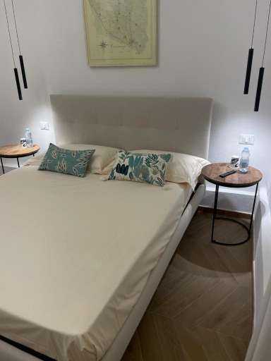 Others 5, Camere in Borgo, Savona