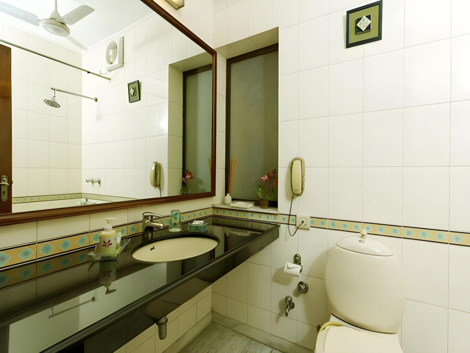 Bathroom 4, Silver Oak Hotel, Gurgaon