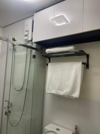 Bathroom 4, Studio 7, Quezon City