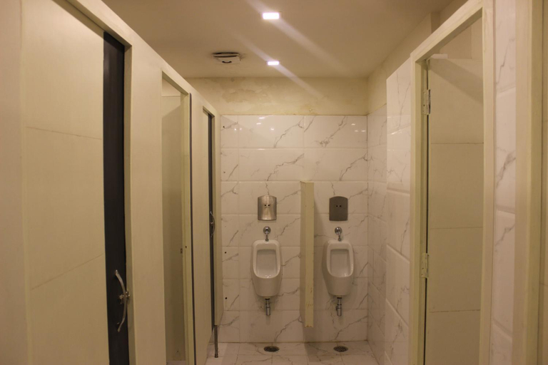 Bathroom 4, Joeys Hostel, Delhi