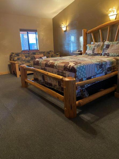 Bedroom 2, Nine Pines Motel, Navajo