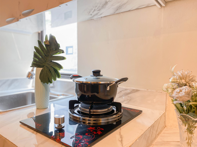 Others 5, Simple and Bright 3BR at Meikarta Apartment By Travelio, Cikarang