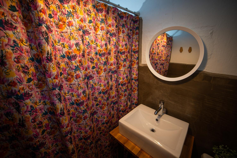 Bathroom 5, Santurcia Hostel