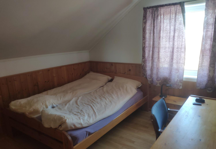 Others 4, Airbnb and Booking at Postvegen 95, Giske