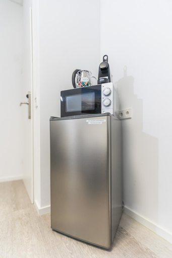 Others 5, Private room #1 with King bed, ground floor, AC, only 2min to RAB, no kitchen, Kaiserslautern
