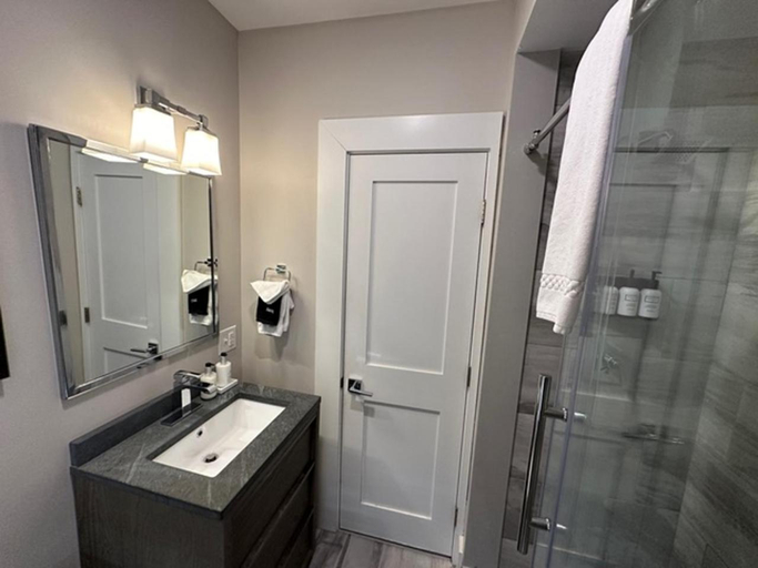 3, Entire Modern 7 Unit 7 Bath Boutique Inn, Newport