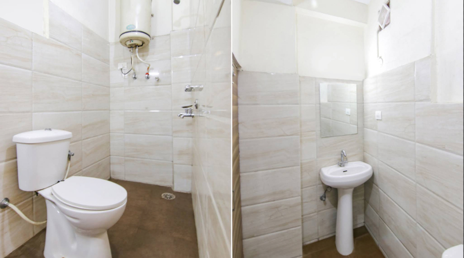 Bathroom 5, Hotel Vijay Palace, Kangra