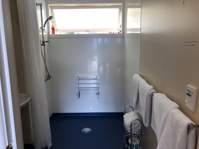 Bathroom 3, Manapouri Lakeview Motor Inn, Southland
