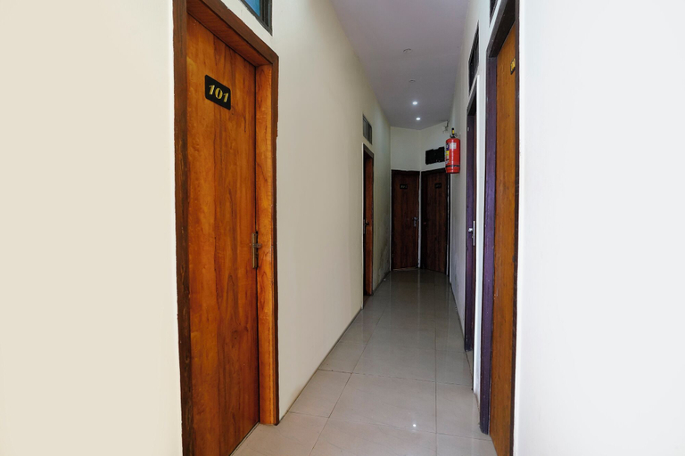 Lobby 2, Fabhotel Mumbai Inn, Mumbai Suburban