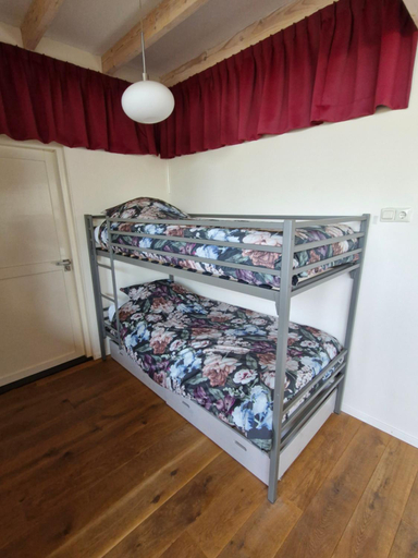 Bedroom 2, Gast op stal nabij Leeuwarden, Leeuwarderadeel