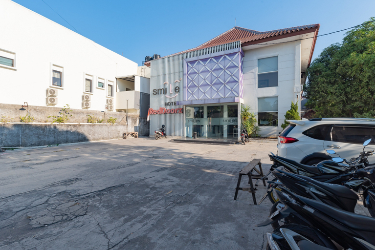 Exterior & Views 2, RedDoorz near Goa Sunyaragi, Cirebon