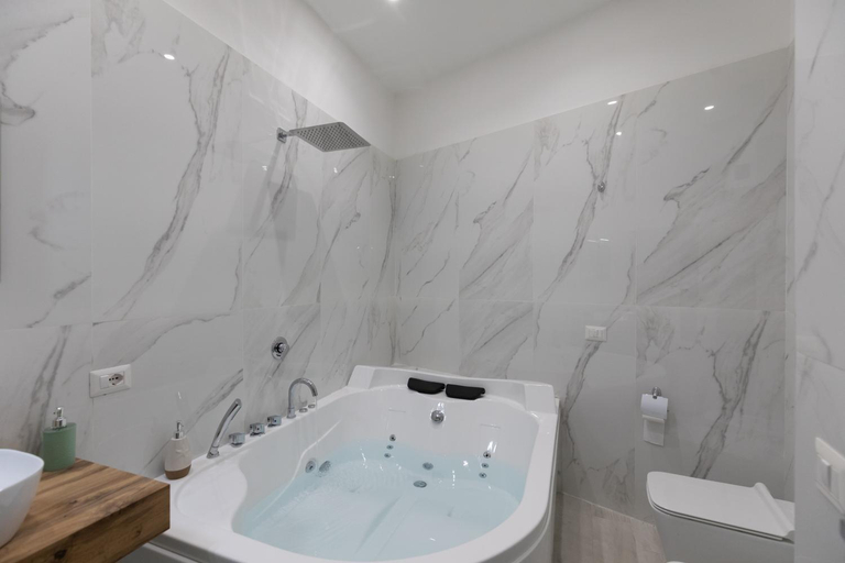 Others 3, MY BRILLIANT HOME WITH JACUZZI 2 STEPS FROM St TOLEDO, Napoli