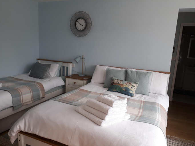 Others 3, Coast 77 B&B, Poole
