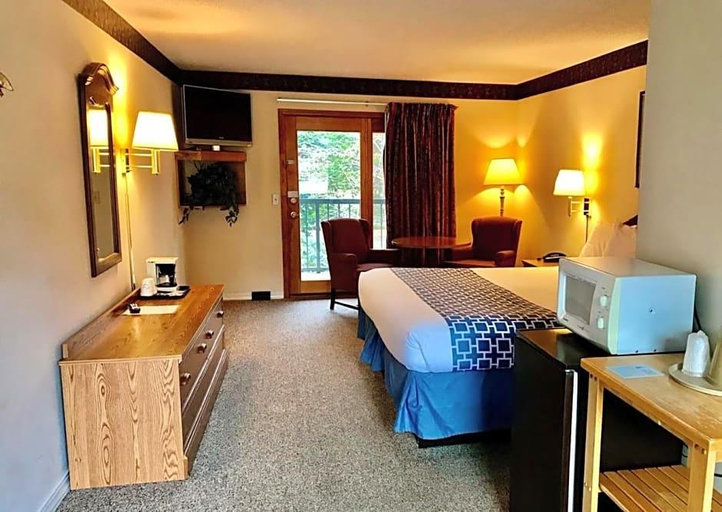 Bedroom 2, Four Seasons Inn, Haywood