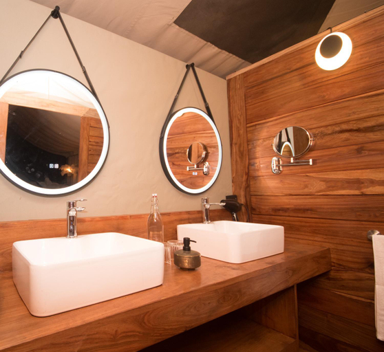 Bathroom 2, Serengeti Luxury Retreat, Serengeti