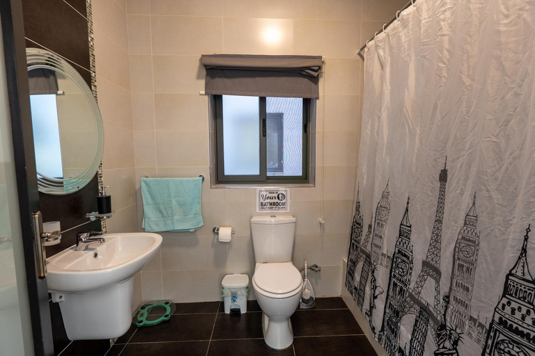 Bathroom, Cozy Bedroom, shared bathroom - Shared Flat -Gzira