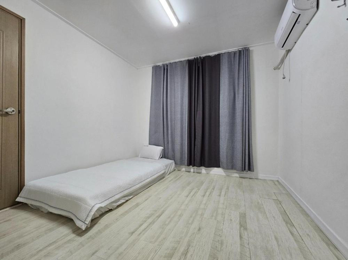 Bedroom 2, Eulwangri Suwanee Pension, Jung