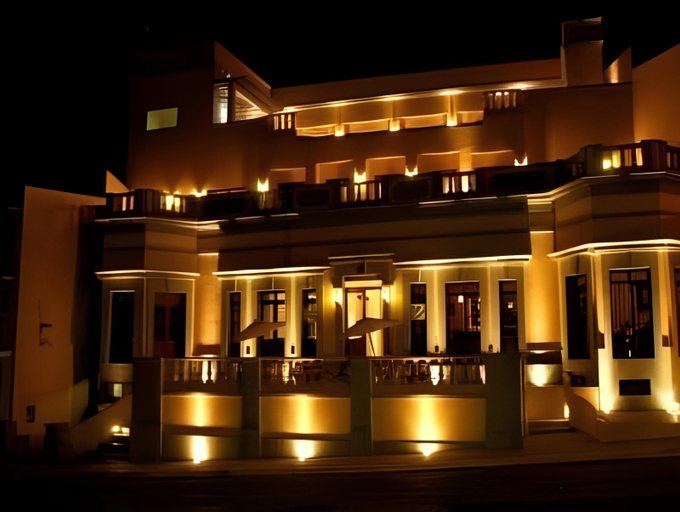 Exterior & Views