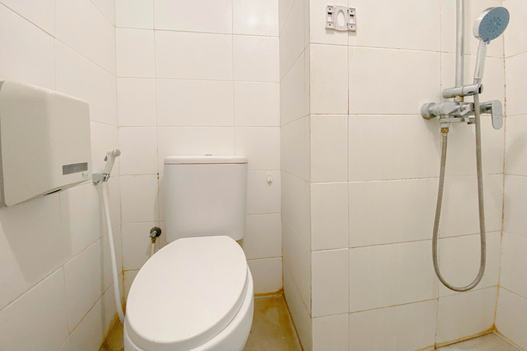 Bathroom 5, Basic Studio at Candiland Apartment By Travelio, Semarang