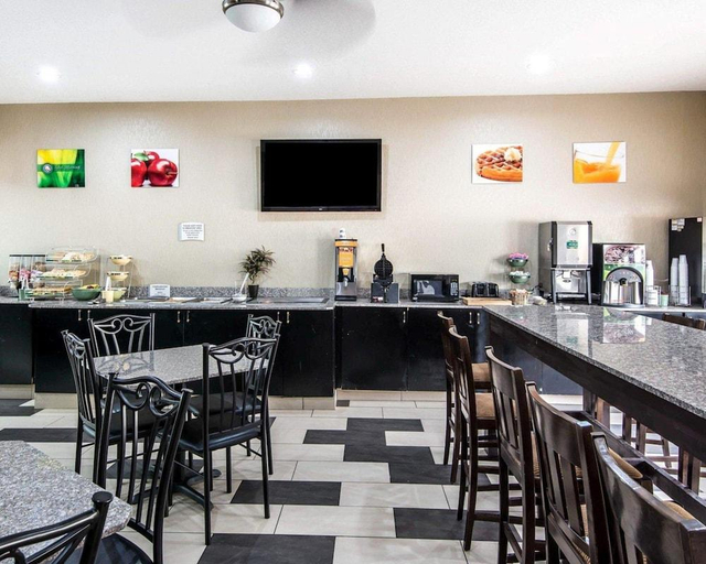 Food & Drinks 5, SureStay Plus Hotel by Best Western Blue Springs, Kansas City