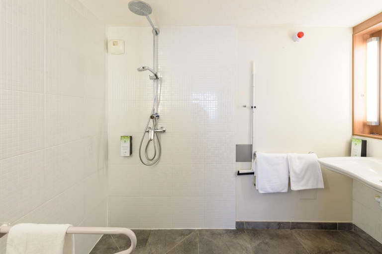 Bathroom 4, Campanile Hotel Albi Centre, Tarn