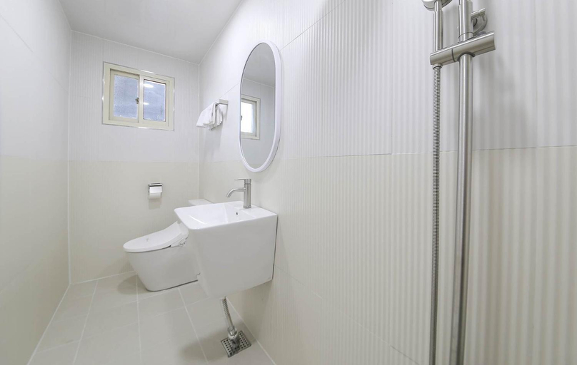 Bathroom 3, No.25 Mokpo Sangdong, Muan