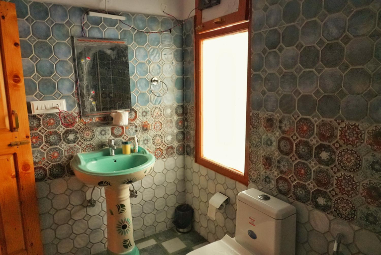 Bathroom, Ailyak Stays and Cafe, Shoja, Jibhi, Kullu