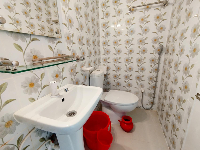 Bathroom 3, Hotel Labbaik Dhanmondi, Dhaka