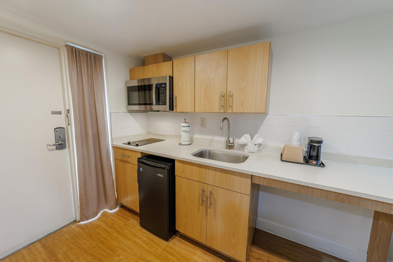 Others 4, Dunes Inn & Suites, Chatham